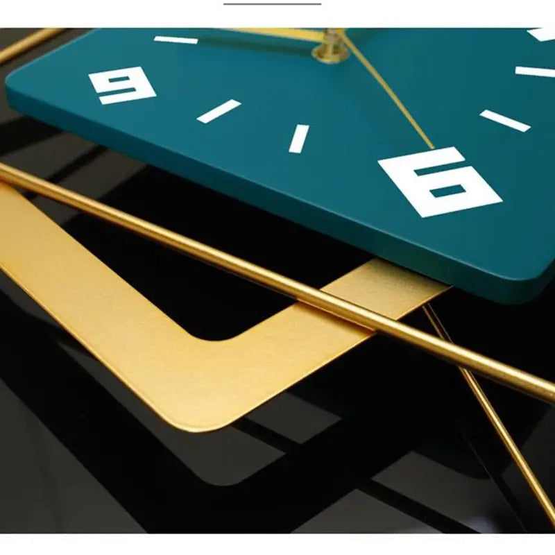 3D wall clock measuring 40 x 53 cm with silent quartz movement detail