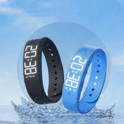 Vibrating alarm bracelet in black silicone on wrist