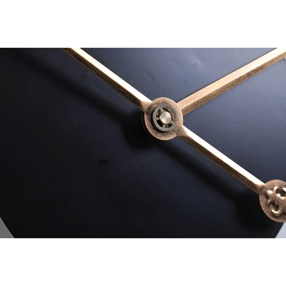 60 cm circular metal wall clock with European-inspired design
