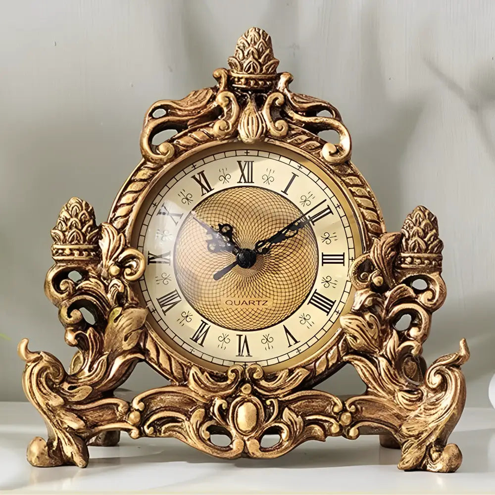 Close-up of 11.5 cm PVC dial on natural resin vintage desk clock